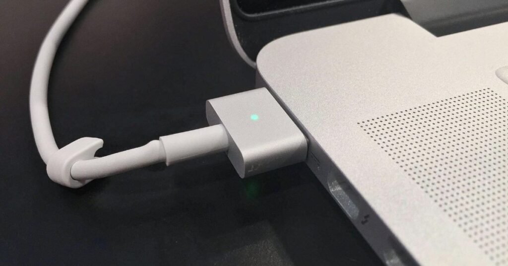 Apple MacBook M5 Stop Unplugging At 100%